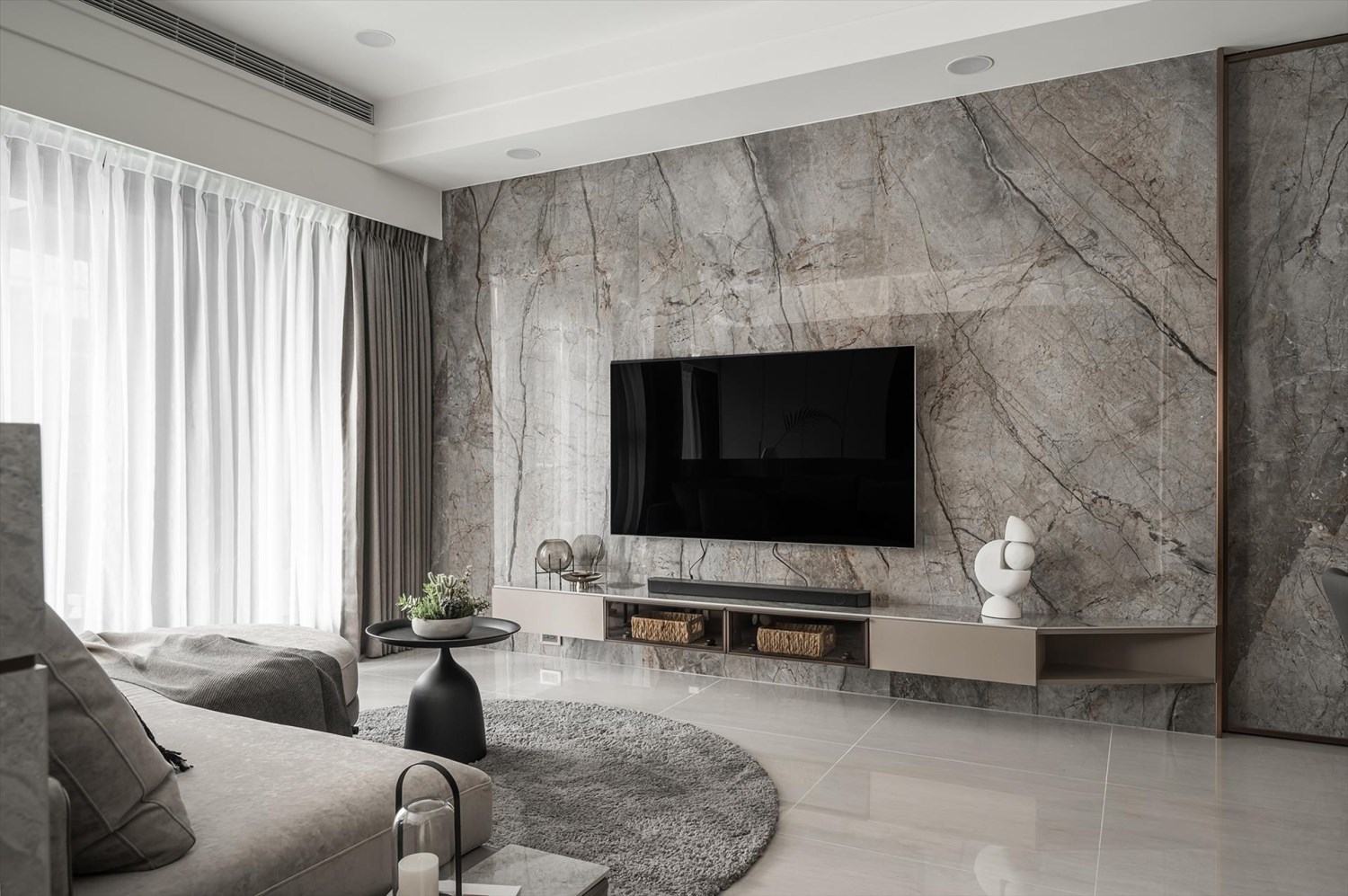 (一) 明確劃分出電視牆區域，突顯整體的空間感和層次感